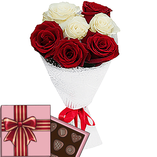 7 красных и белых роз с конфетами