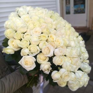 Большой букет белых роз в Умани фото