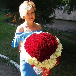 Букет троянд у вигляді серця 101 троянда в Умані фото