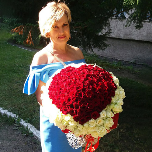 Женщина с букетом роз в виде сердца фото