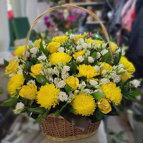 фото товару кошик квітів на похорон жовті хризантеми та еустома зі стрічкою